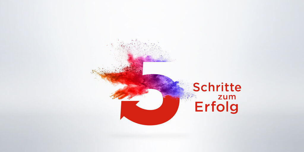 Die Zahl fünf in Rot mit bunten Farbspritzern dahinter und dem Text 'Schritte zum Erfolg'