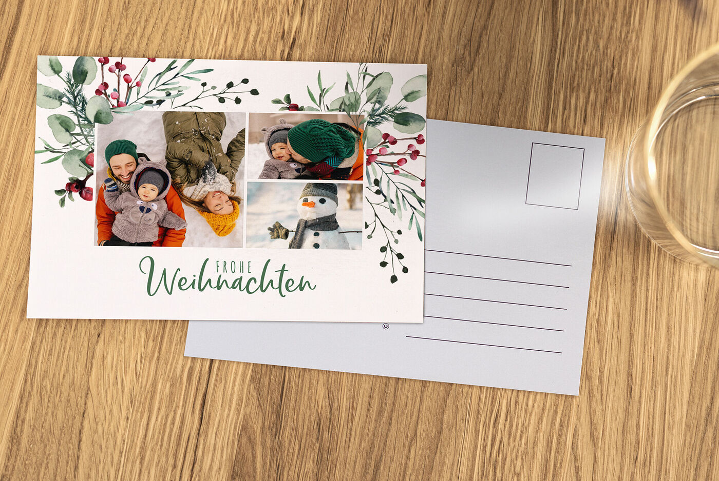 Eine festliche Weihnachtskarte mit drei Fotos von glücklichen Menschen. Die Karte hat eine dekorative Umrandung mit Pflanzenmotiven und dem Text "Frohe Weihnachten".