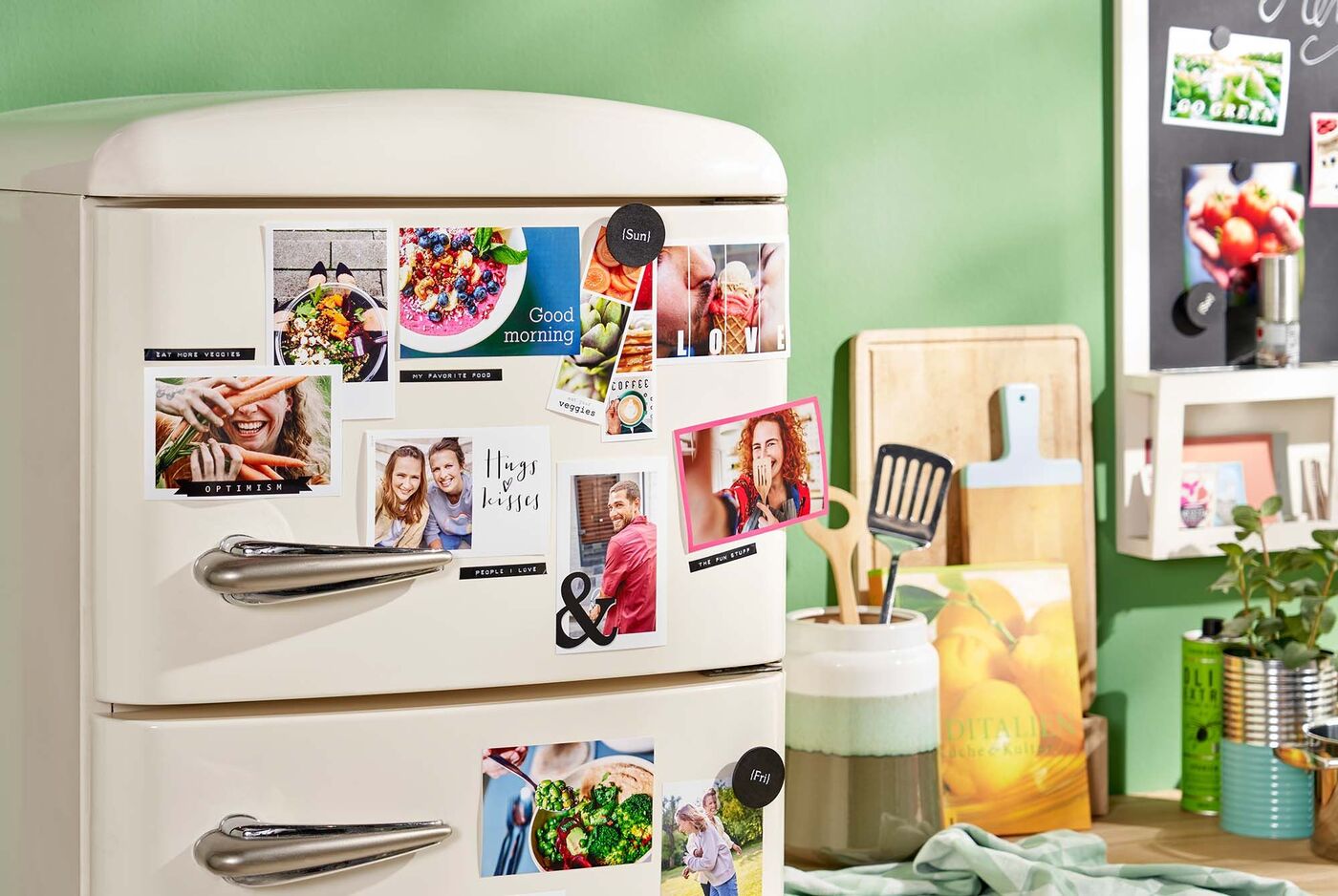 Ein Kühlschrank mit vielen bunten Fotos und Magneten, die Erinnerungen und liebevolle Momente zeigen