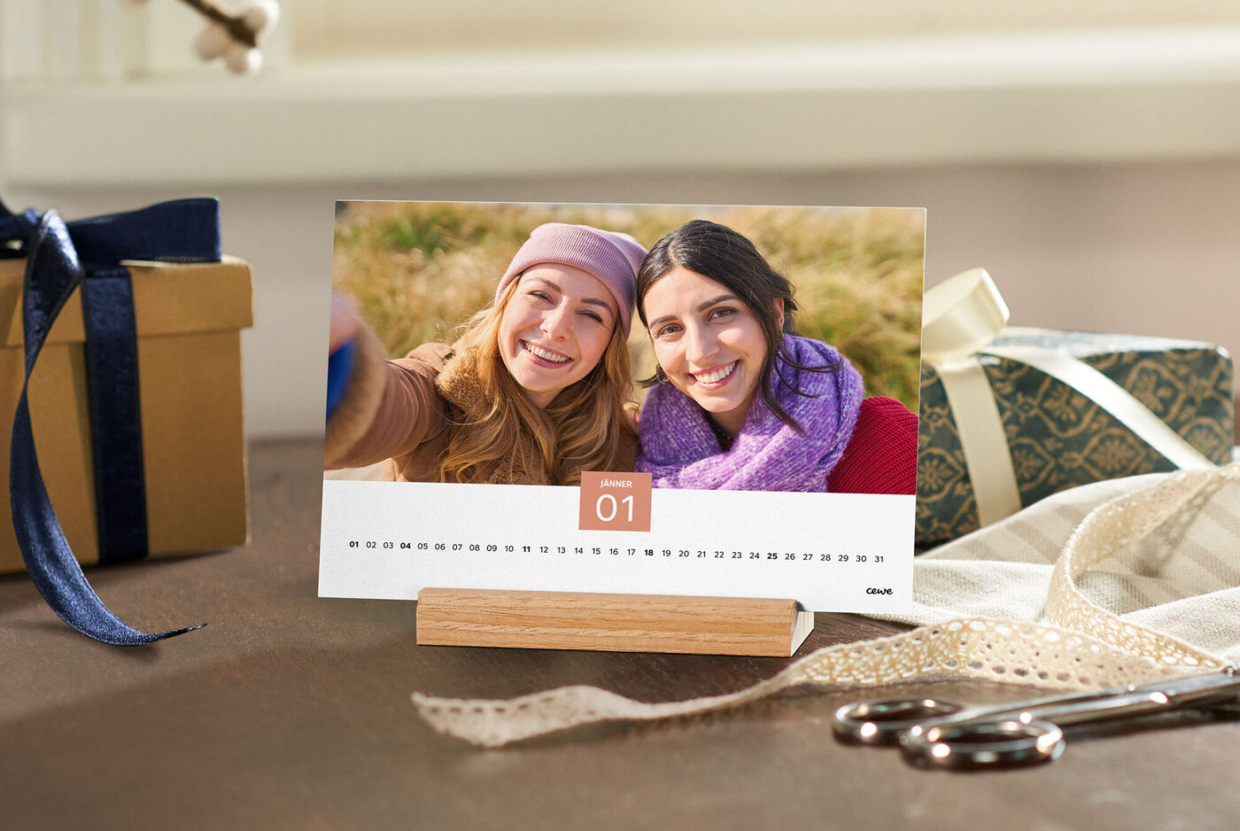 CEWE Fotokalender Tischkalender im Holzfuß mit Foto von zwei Personen, Monatskarte 01