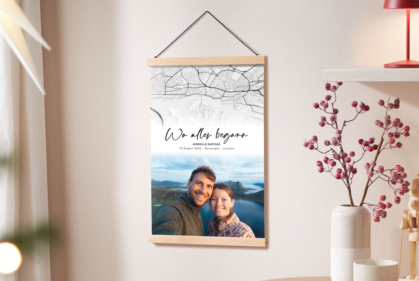 Personalisiertes Poster mit geografischer Karte und Paarfoto sowie dem Text 'Wo alles begann', dekorativ an der Wand neben einer Vase