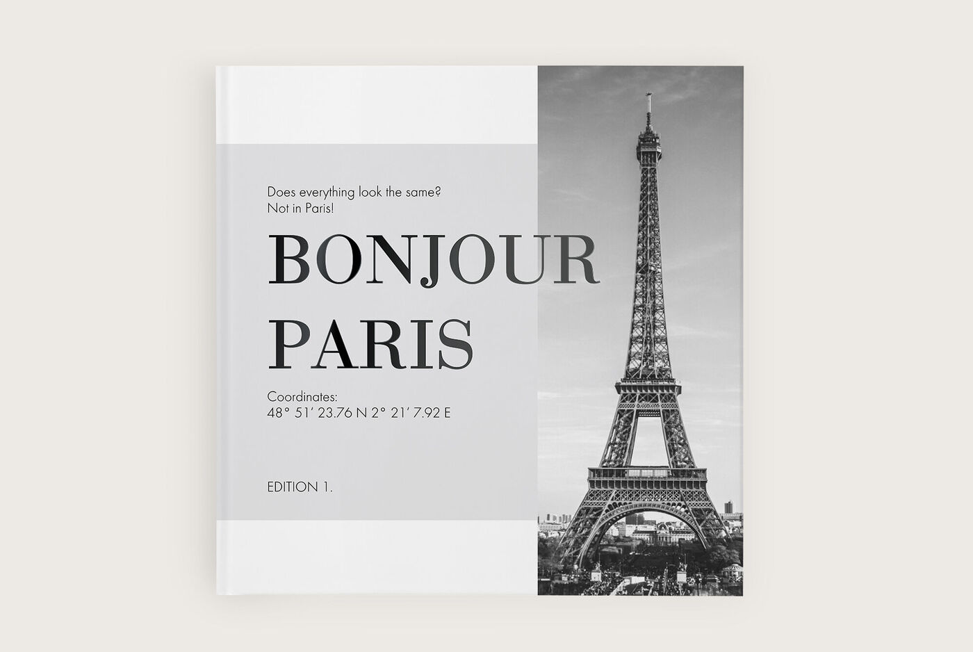 Schwarz-weißes Fotobuchcover mit dem Eiffelturm, Titel: 'Bonjour Paris'