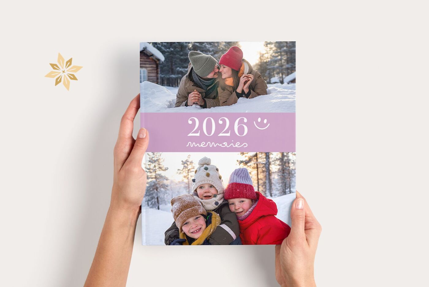 Zwei Hände halten ein CEWE FOTOBUCH mit winterlichen Fotos einer Familie mit Kindern und dem Titel 2025 Memories