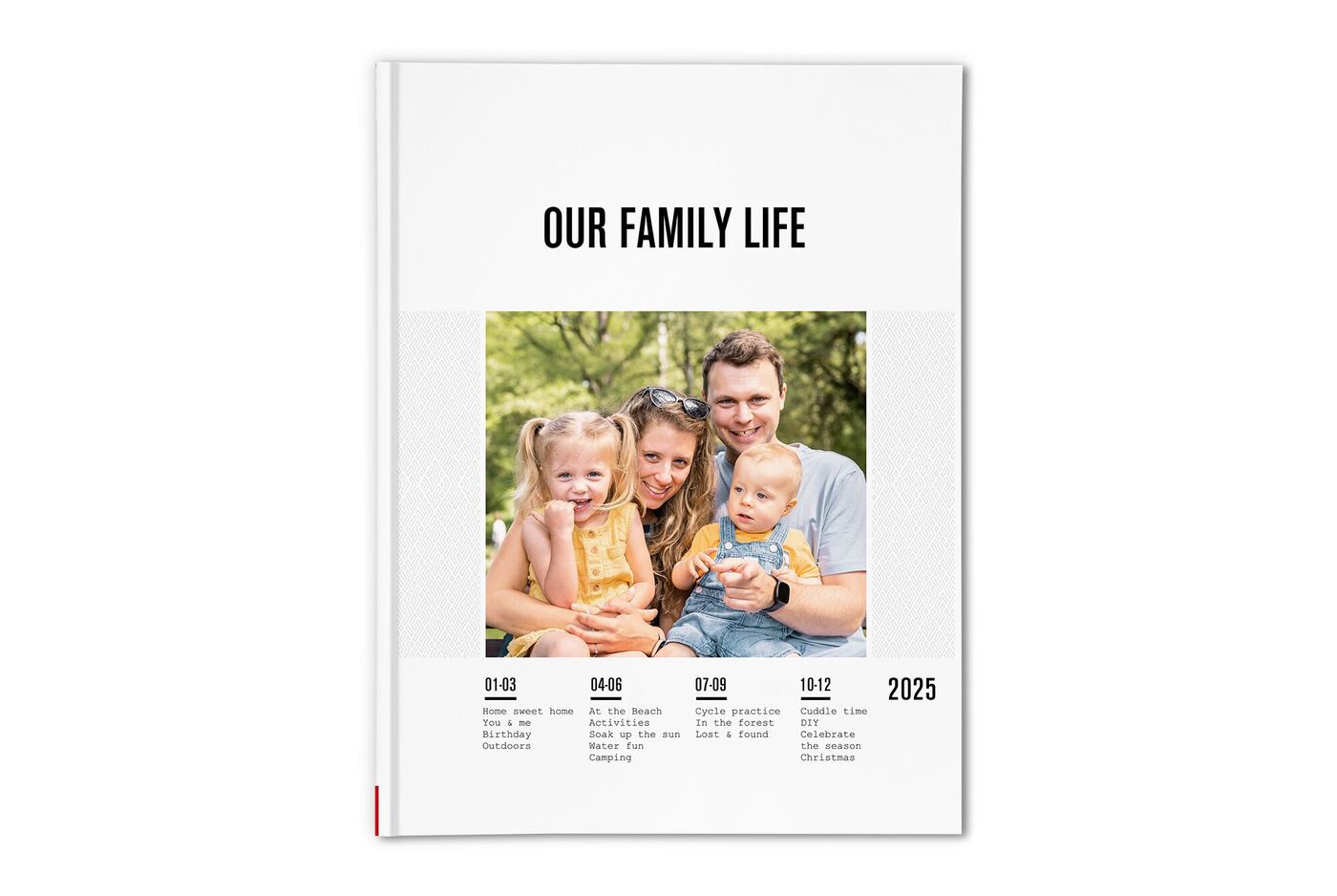 CEWE FOTOBUCH mit weißem Cover und fröhlicher Familie im Sommer auf einer Wiese, Titel Our Family Life und Jahresübersicht