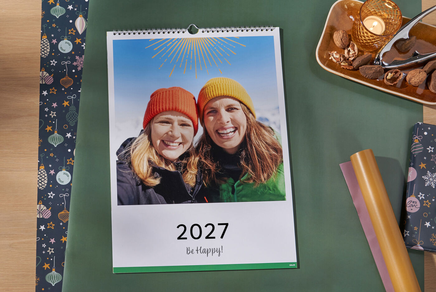 Menschen mit farbigen Mützen erfreuen sich an einem Fotokalender für 2025