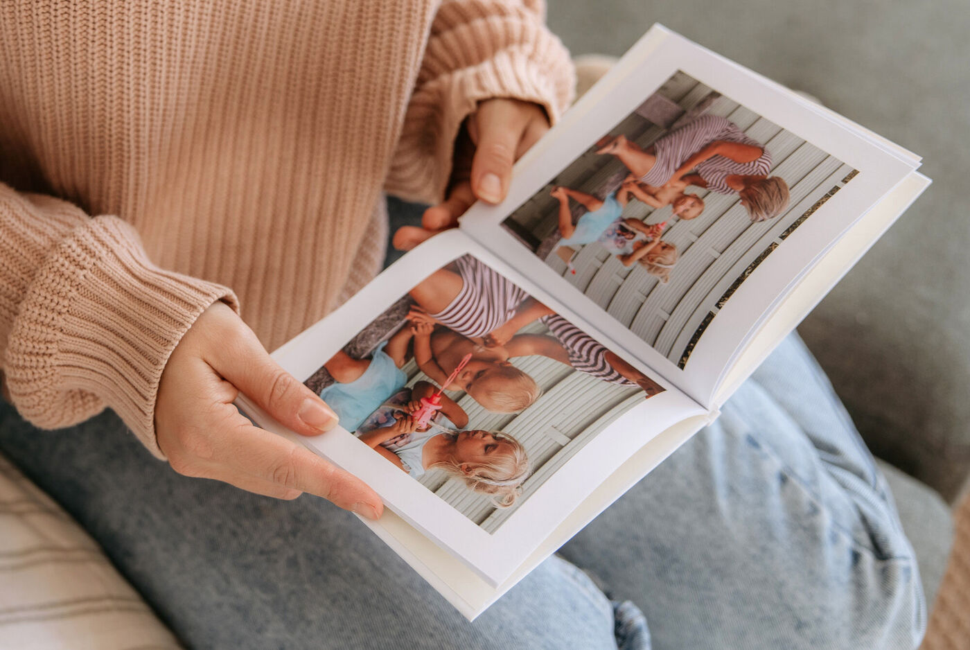 Zwei Fotos in einem CEWE Fotobuch, ein Kind zeigt Freude beim Spielen.