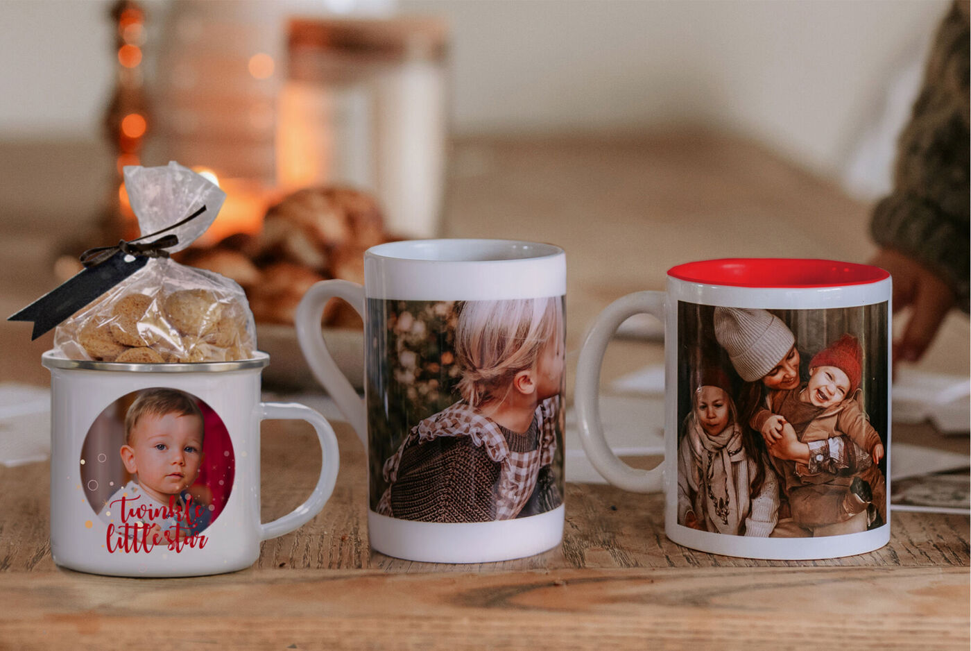 Drei liebevoll gestaltete Tassen mit persönlichen Fotos, eine Tasse hat einen roten Rand, eine andere eine süße Geschenkverpackung