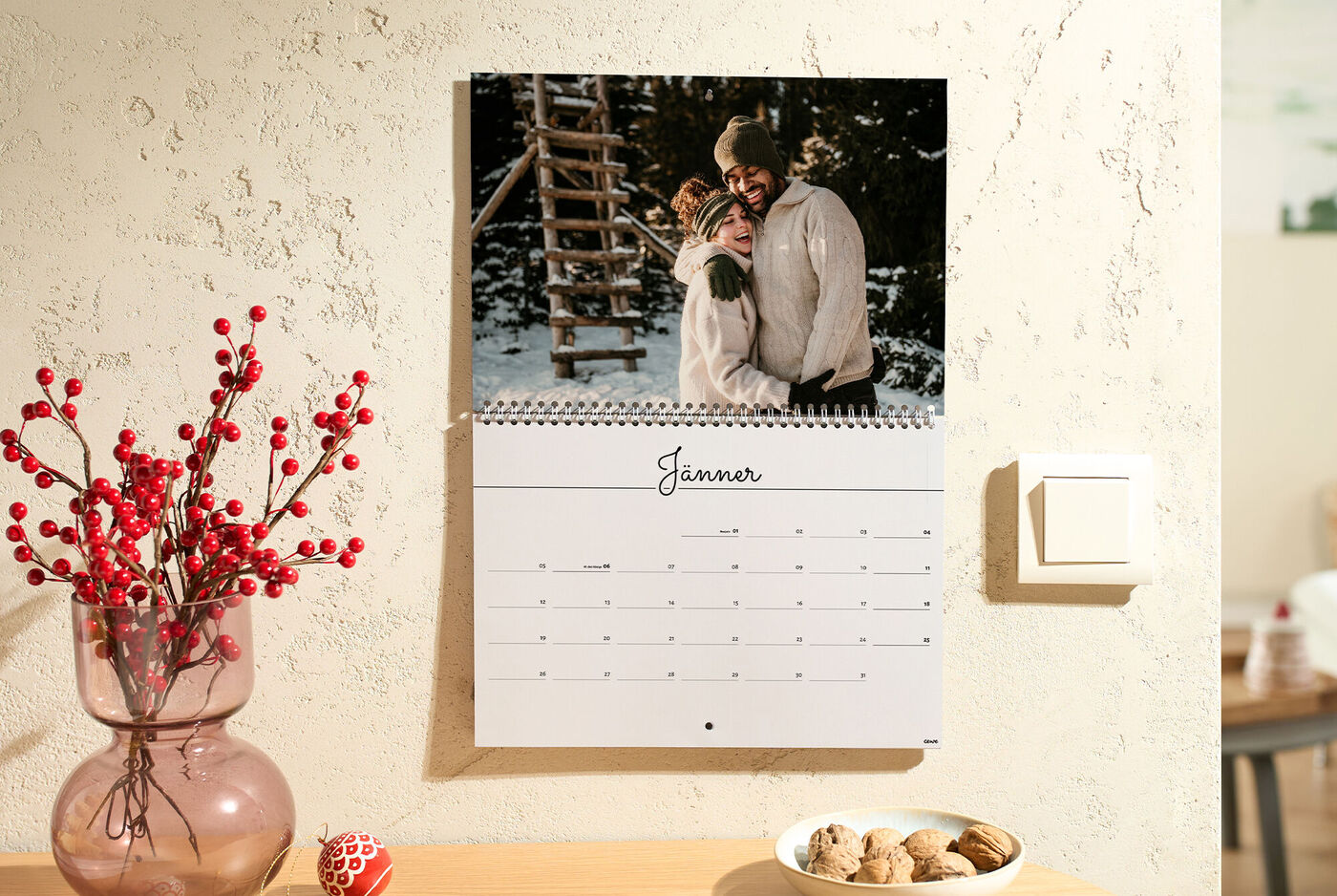 CEWE Fotokalender mit Winterfoto eines Paares und Monatsseite Januar