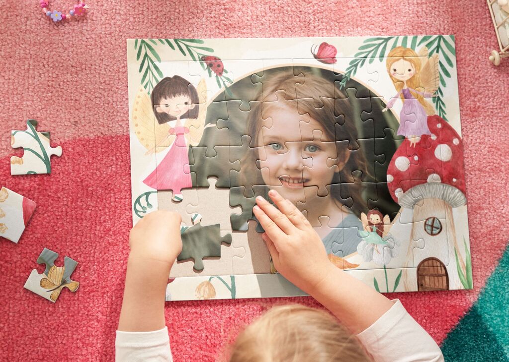 Ein Kind setzt an einem bunten Puzzle, um eine schöne Szene zusammenzusetzen