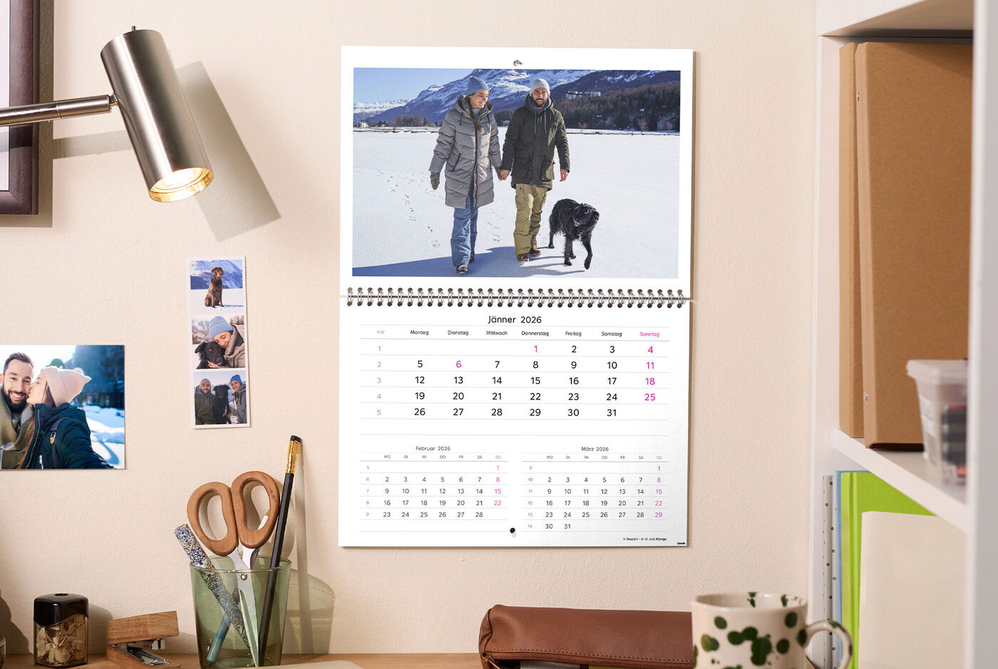 Wandkalender mit Jahresübersicht und Foto von Spaziergang im Schnee