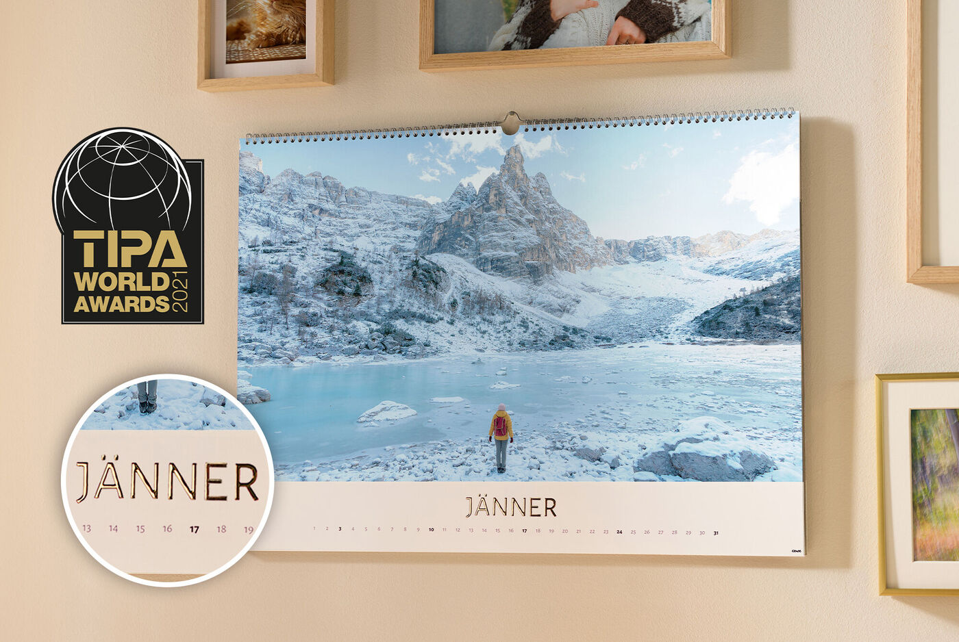 Ein Fotokalender im A2-Format mit Goldveredelung an einer hellen Wand mit dem Logo der Auszeichnung des TIPA World Award 2021.
