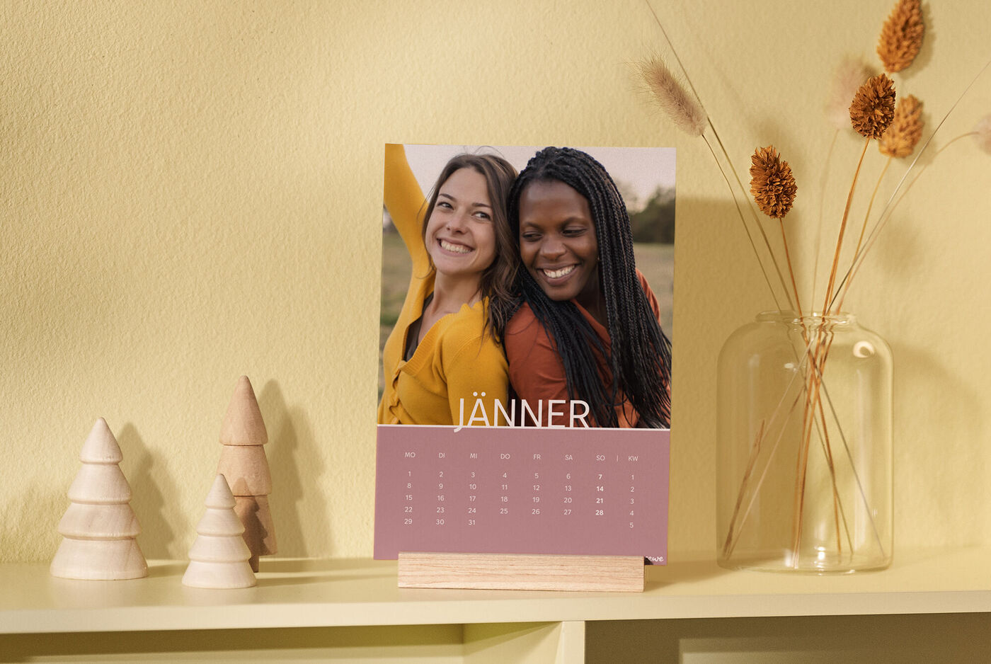 CEWE Fotokalender mit zwei lachenden Freundinnen im Freien