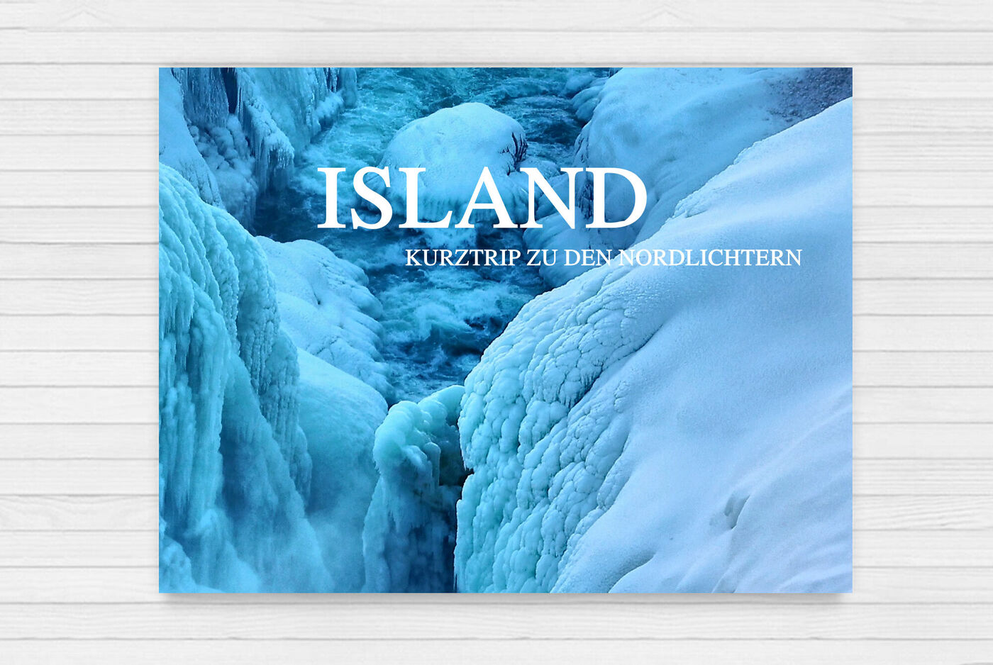 Blick auf eisige Landschaft in Island mit blauem Gletscherwasser und Schnee, Schriftzug "ISLAND" darüber.