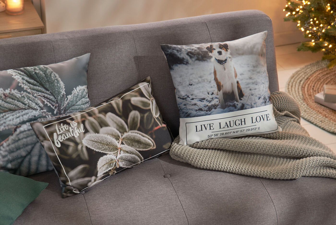 Gemütlicher Bereich mit Kissen auf einer Couch, dekoriert für eine herzliche Atmosphäre