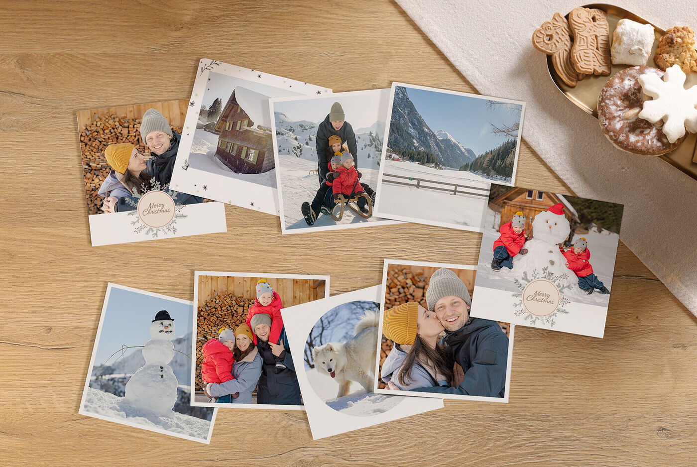 Collage aus Fotos von winterlichen Erlebnissen und Spielen im Schnee, darunter Kinder und ein Schneemann, umgeben von Lebkuchen.