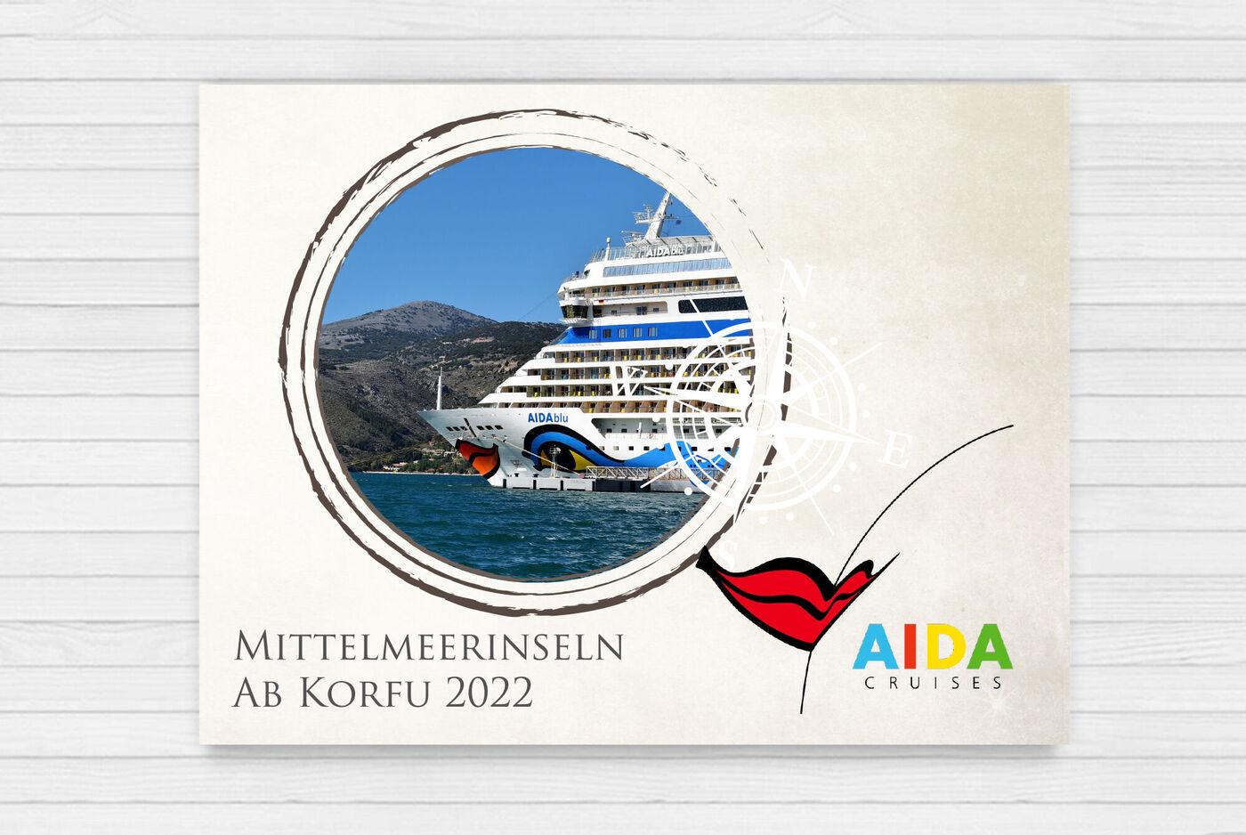 Ein Kreuzfahrtschiff von AIDA fährt auf dem Wasser vor einer felsigen Küste.
