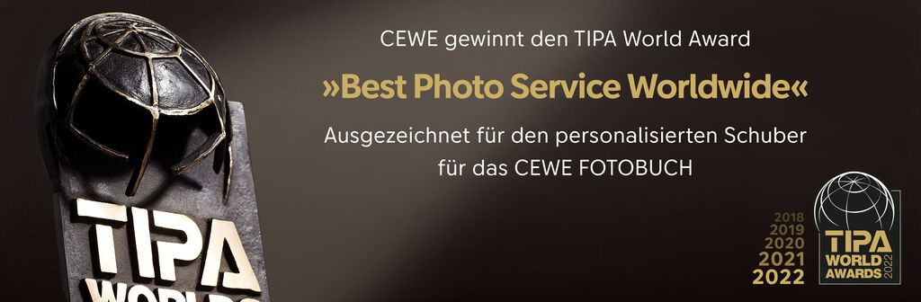 Die TIPA Auszeichnung für den besten Fotodienst wird bei der Preisverleihung präsentiert