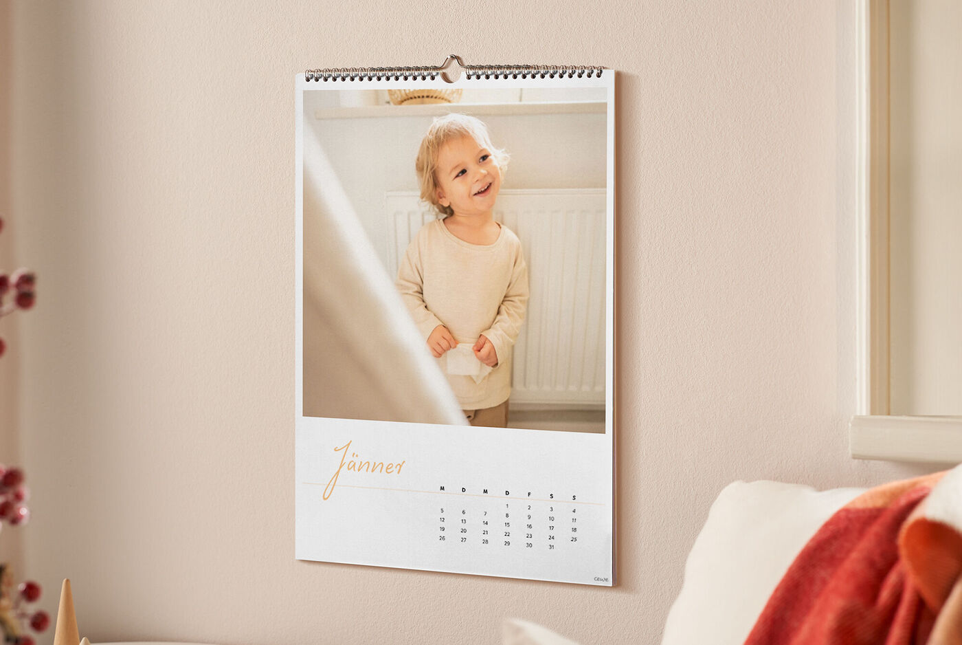 CEWE Wandkalender mit großem Foto eines Kindes, Monatsseite Jänner