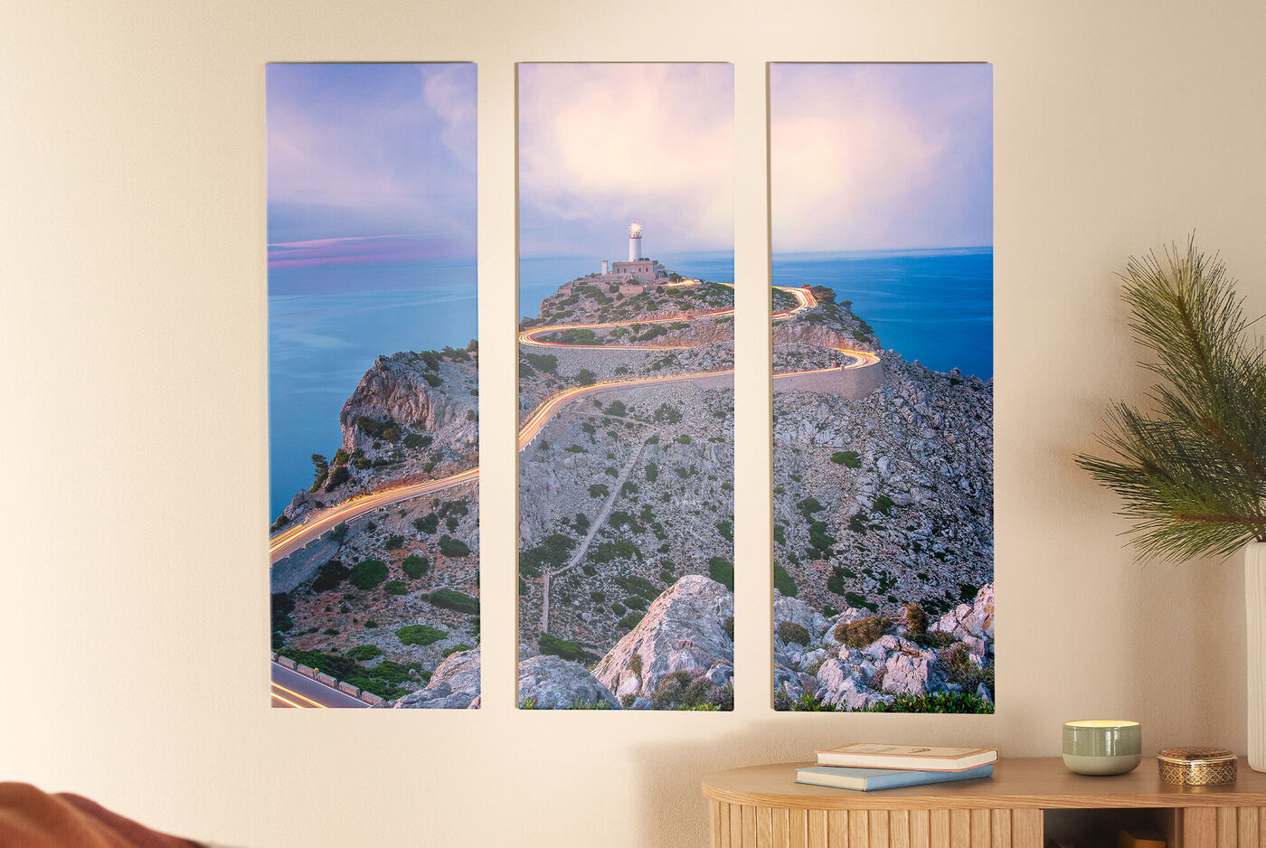 Drei fragmentierte Bilder eines Leuchtturms am Meer mit sanften Farben, die eine entspannte Urlaubsatmosphäre ausstrahlen.
