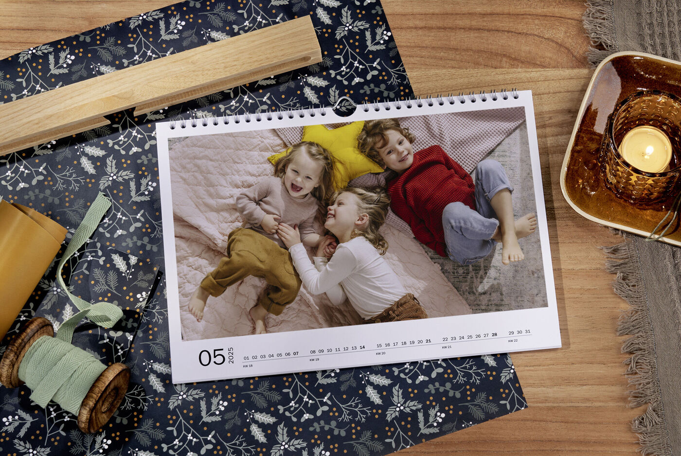 Ein wunderschöner Fotokalender mit fröhlichen Kindern, die auf einem Bett liegen