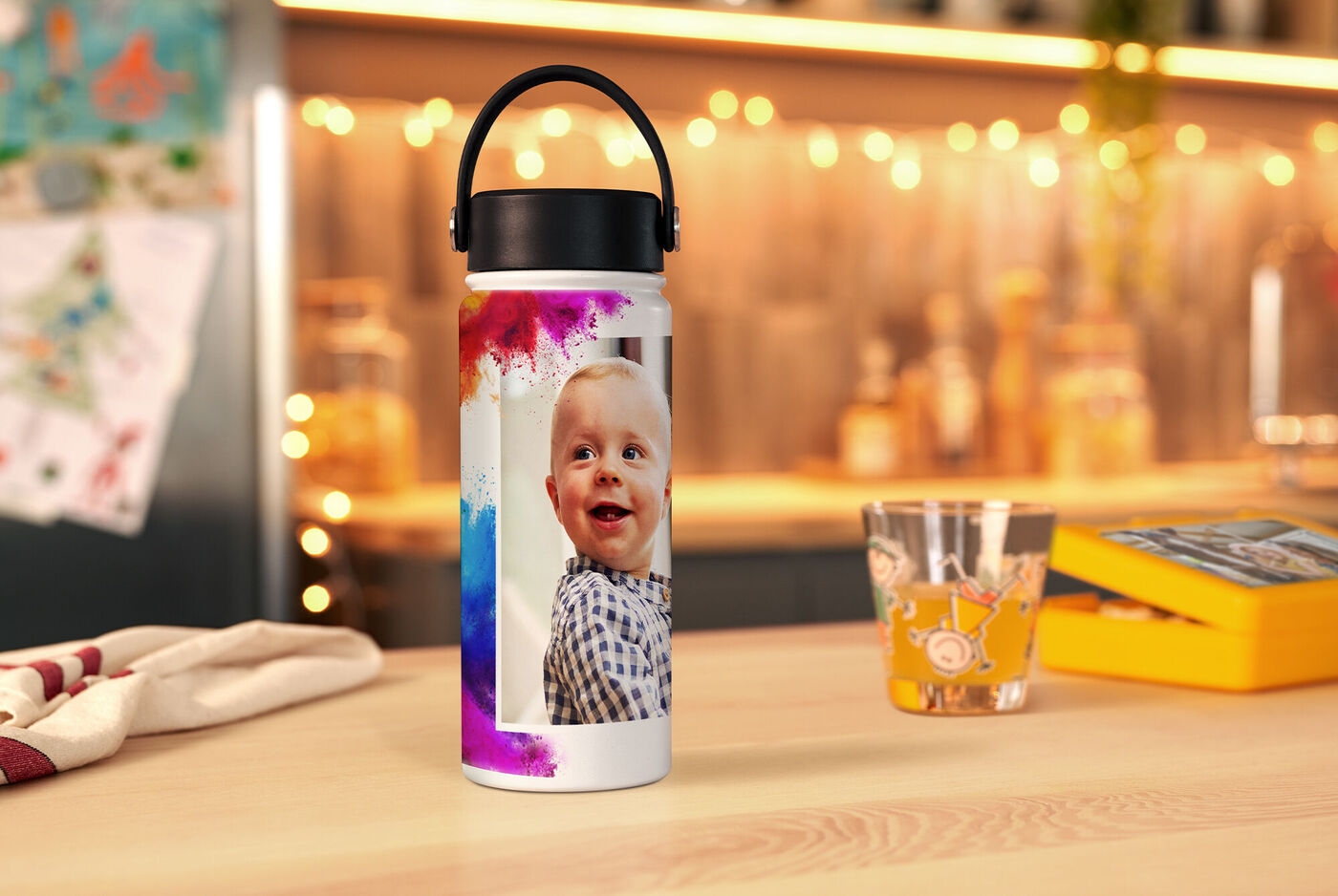 Personenbecher mit buntem Design auf Tisch