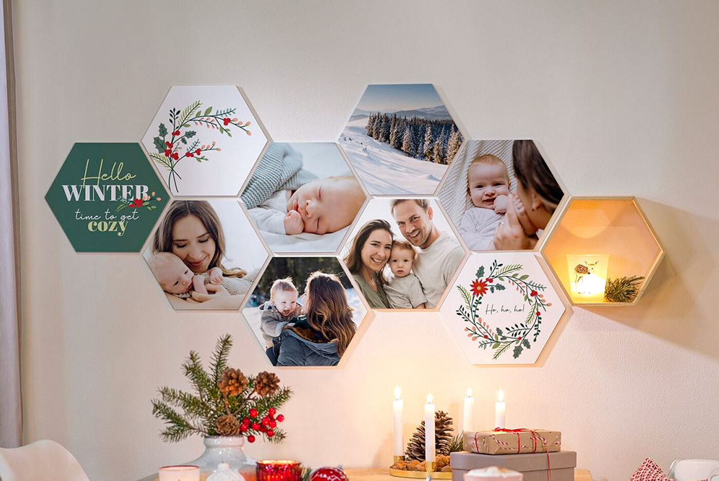 Sechs bienenwabenförmige Bilderrahmen an einer Wand mit weihnachtlicher Dekoration und Kerzen.