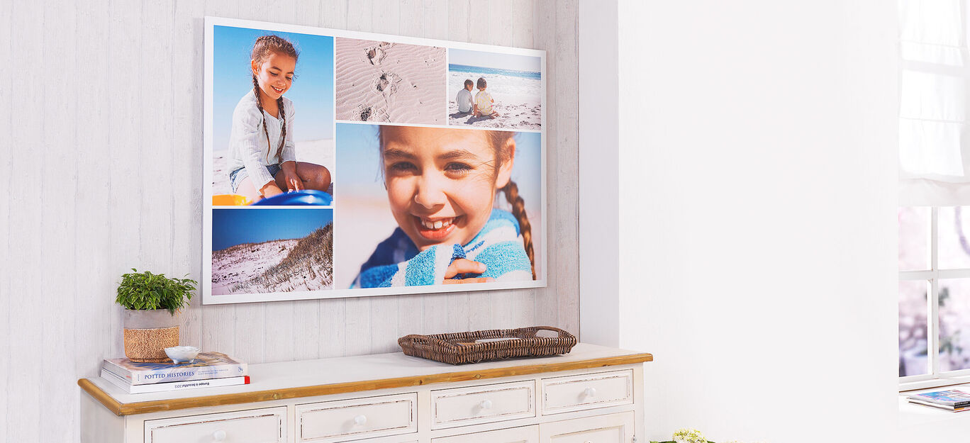 Wandbild mit Fotos von Urlaubsmomenten in einem Wohnraum